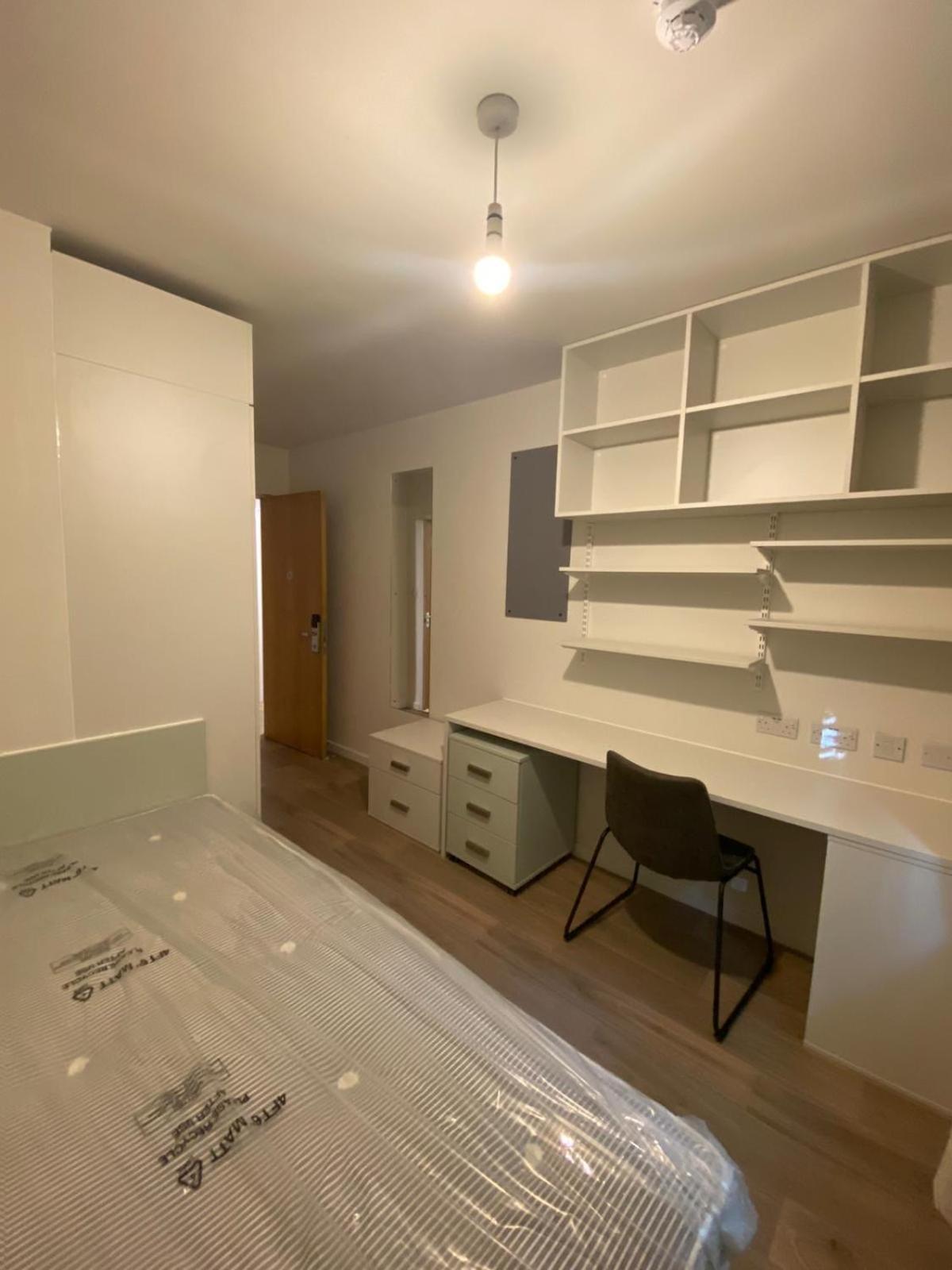 Only Students, Private Ensuite In An * London